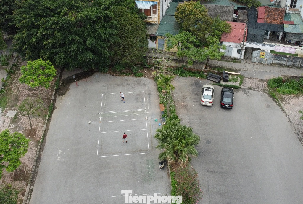 Một số đoạn đường chưa thông tuyến người dân tận dụng làm bãi đỗ xe và sân đá cầu.