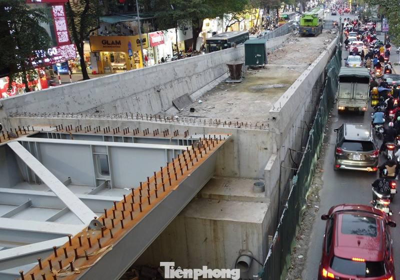 Phần đường dẫn 2 đầu trong đó có phía Phạm Ngọc Thạch cũng đã được đổ bê tông xong, đang chờ được chất tải vật liệu và lu lèn.