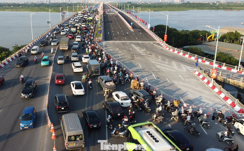 Tại đầu cầu hướng nội thành sang Long Biên đến 18h chiều nay vẫn bịt, phương tiện chưa thể lưu thông trên cầu mới theo phương án tổ chức phân luồng giao thông của Sở GTVT Hà Nội.