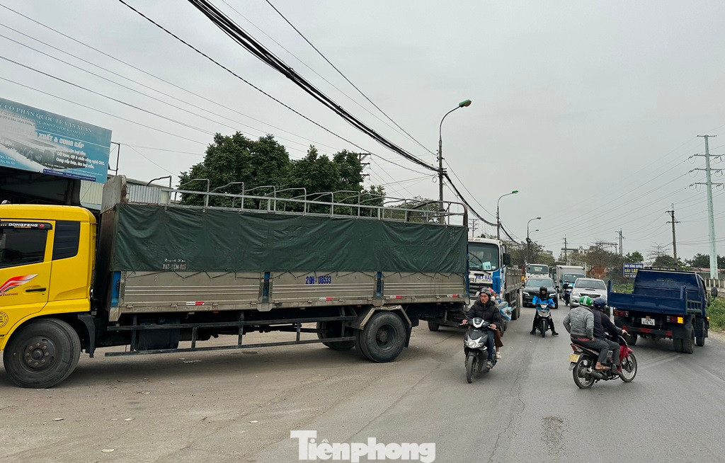 Xe tải loại lớn cũng được đưa đến để kiểm tra, đăng kiểm.