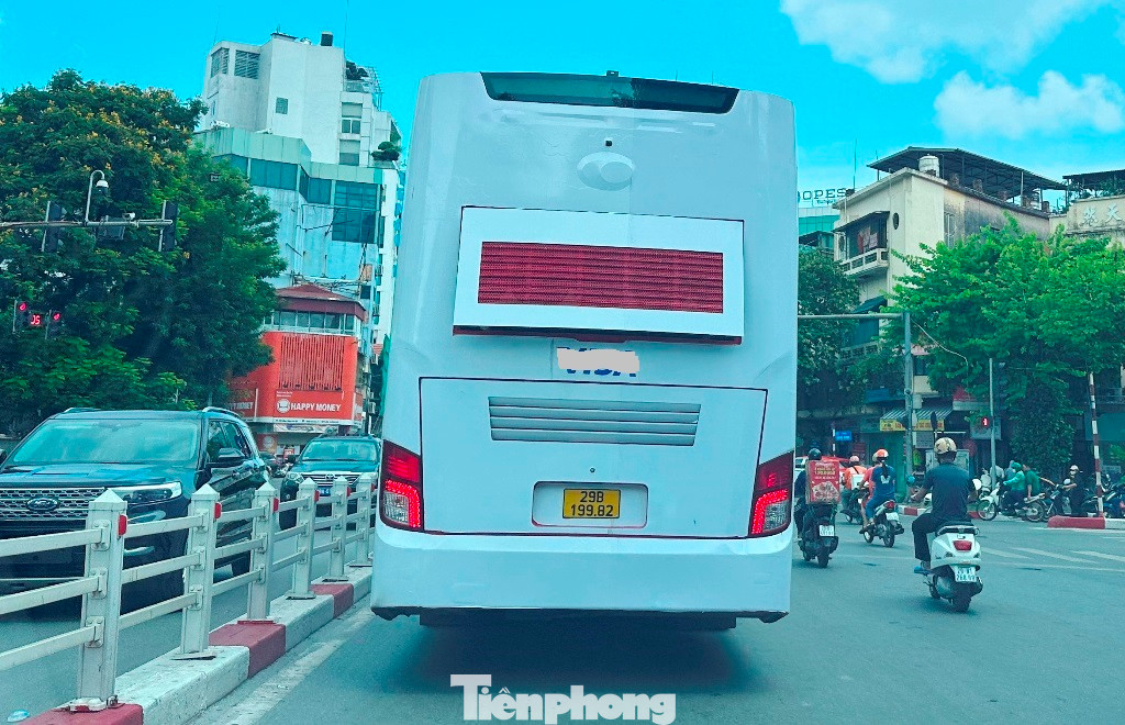 Ngoài che kín 2 bên thân xe, vi phạm màu sơn theo đăng ký, đăng kiểm, các biển - decal quảng cáo còn che kín cả kính quan sát an toàn phía sau xe chở khách.