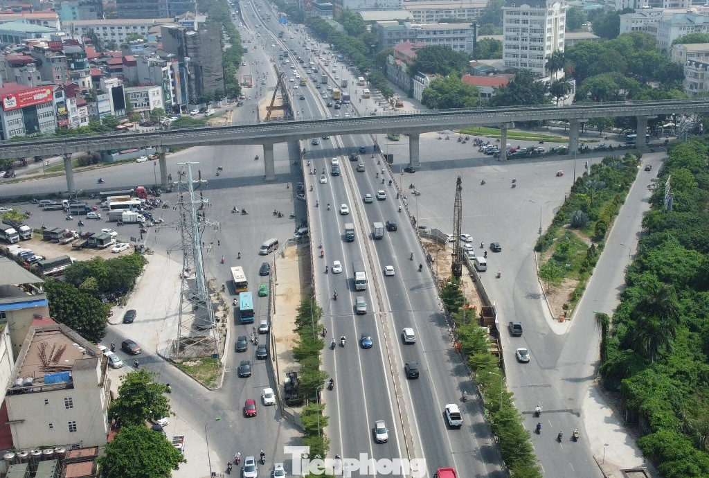 Toàn cảnh nút giao Mai Dịch vào thời điểm trưa nay, giao thông đã giảm ùn ứ khi CSGT Đội số 6, Phòng CSGT Hà Nội tăng cường lực lượng chốt trực, điều tiết các dòng xe đi lại.
