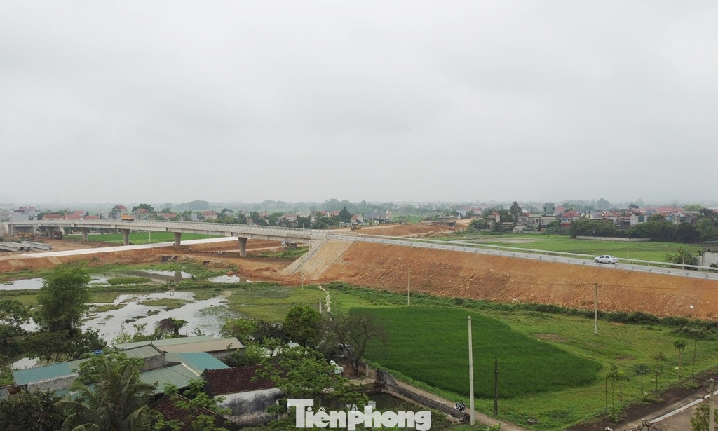 Phương tiện đi trên QL47 theo hướng sân bay Thọ Xuân – thành phố Thanh Hóa và ngược lại đi trên cầu vượt nút giao Đông Xuân vừa xây dựng xong.