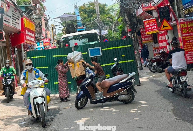 Trên đường Lương Thế Vinh, một lô được dựng lên ngay khu vực nút giao Lương Thế Vinh - Phùng Khoang - Vũ Hữu, phong tỏa toàn bộ giao thông tại nút giao và các tuyến đường dẫn đến đây từ năm 2022 đến nay.