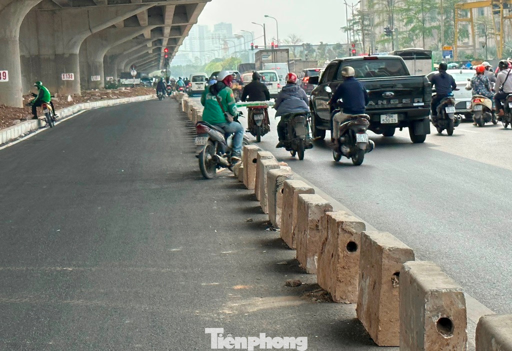 Đoạn cuối đường mở rộng, người đi xe máy cũng làm đổ miếng bê tông để trở lại đường Nguyễn Xiển. Đoạn cuối đường mở rộng, người đi xe máy cũng làm đổ miếng bê tông để trở lại đường Nguyễn Xiển.