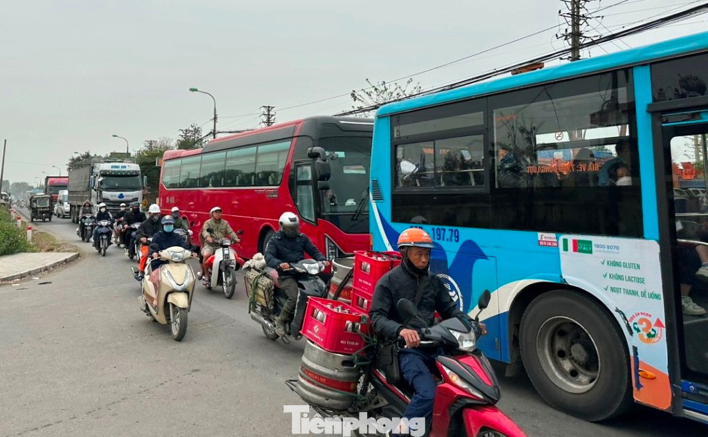 Tình trạng ô tô chờ đăng kiểm xếp hàng kéo dài không ngừng tăng, đã làm đường 70 qua Văn Điển bị ùn ứ kéo dài.