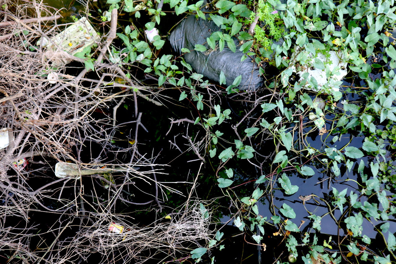 Càng xuôi dòng, mức độ ô nhiễm càng tăng lên. Còn vào dịp cuối năm hanh khô, dòng sông thực sự là nỗi kinh hoàng của bà con nơi đây: nước lờ lờ một màu đen và bốc mùi khủng khiếp.