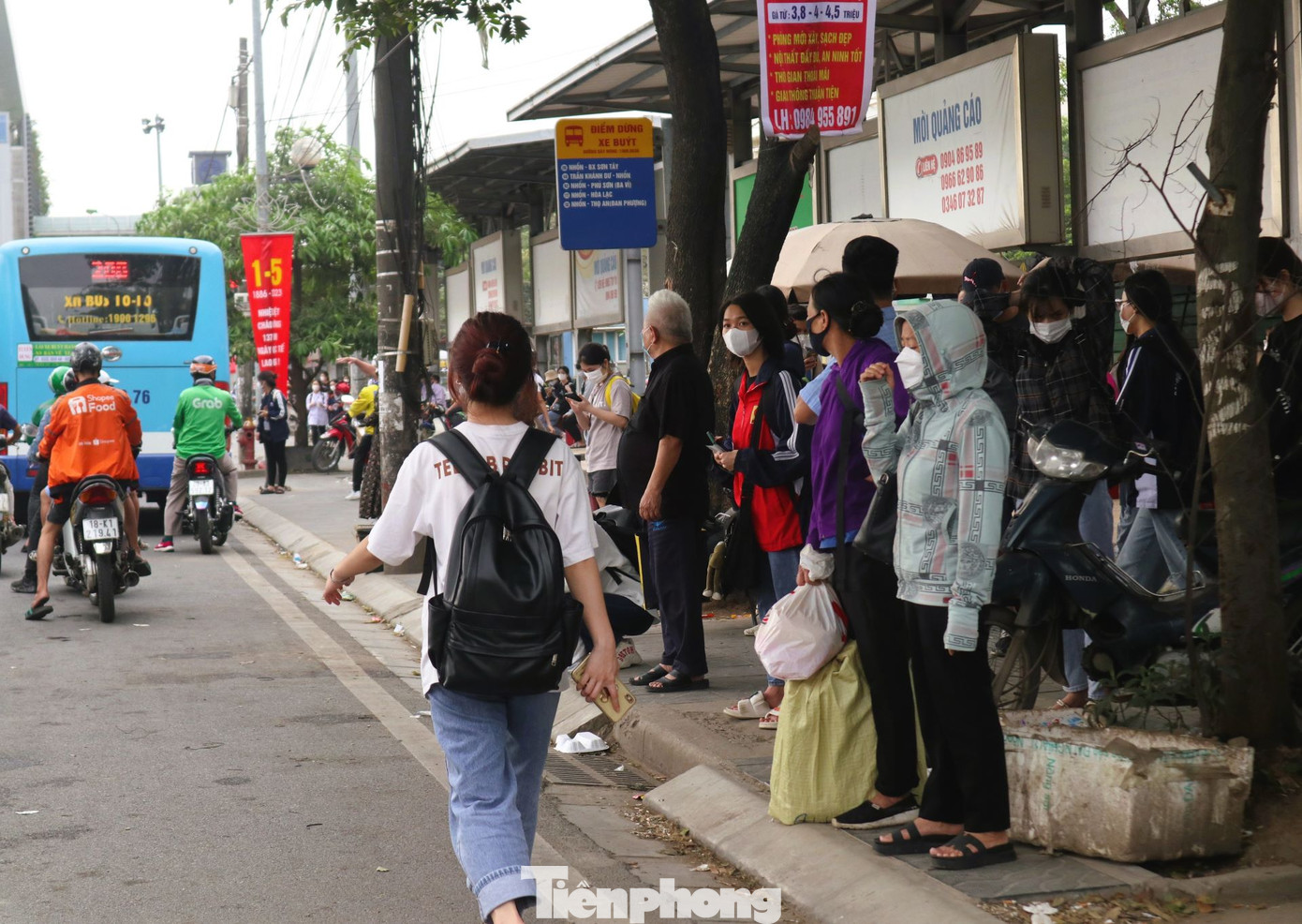 Cổng trường đại học là địa điểm bắt xe lý tưởng cho các bạn sinh viên khi thuận tiện trong việc di chuyển và mang theo hành lý.