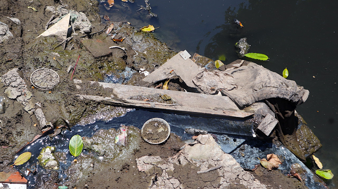 Rác thải, túi ni-lông, bùn đất đọng lại, ngăn cản dòng chảy càng khiến cho nguy cơ xuất hiện dịch sốt xuất huyết trở nên nhãn tiền.