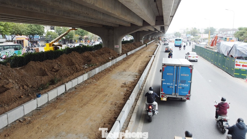 Với mặt cắt ngang khoảng 4 mét, làn đường được mở rộng sẽ đảm bảo cho 1 làn ô tô và xe máy lưu thông thuận lợi, giảm ùn tắc cho đoạn qua công trường thi công.