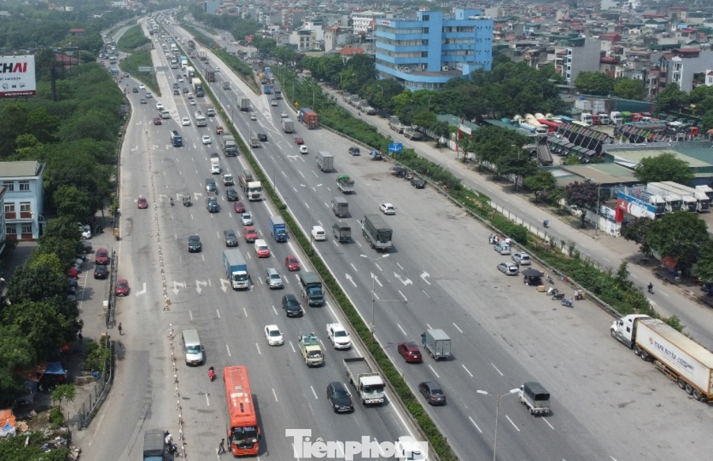 Lãnh đạo Đội CSGT 14, Phòng CSGT Hà Nội cho biết, lượng xe từ đường Vành đai 3 cả dưới thấp và trên cao đang đổ về cầu Thanh Trì cao gấp 3, 4 lần lượng xe được thiết kế. Lãnh đạo Đội CSGT 14, Phòng CSGT Hà Nội cho biết, lượng xe từ đường Vành đai 3 cả dưới thấp và trên cao đang đổ về cầu Thanh Trì cao gấp 3, 4 lần lượng xe được thiết kế.