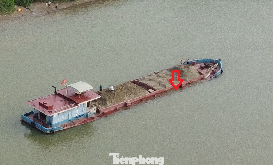 Thậm chí, trong khoảng thời gian từ 15 đến 16h ngày 14/5, chúng tôi còn ghi nhận, do chở cát nặng, nên ngoài chìm mớn nước, tàu NĐ-3354 còn có hiện tượng bị nghiêng về một bên (mũi tên), dẫn đến nước ngập lên mạn sàn tàu. Lái tàu phải cho phương tiện dạt vào sát bờ để đỗ lại.