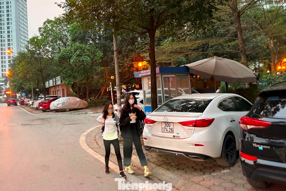 Bãi trông xe lậu, sai phép đang chiếm toàn bộ vỉa hè phố Văn Tân.