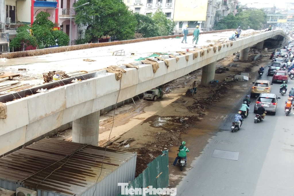 Ghi nhận của PV Tiền Phong tại hiện trường trưa 24/5, cầu đã hoàn thành cơ bản phần xây dựng và hiện hiện hình hài. Hiện, Chủ đầu tư là Ban QLDA đầu tư xây dựng công trình giao thông Hà Nội và các nhà thầu đang hoàn thiện các hạng mục cuối cùng, trong đó có dỡ rào hoàn trả mặt bằng bên dưới.