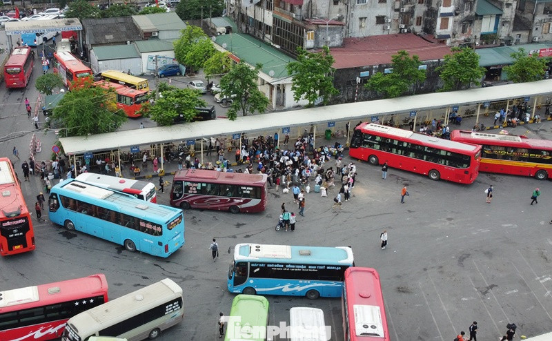 Riêng lượng khách ra bến trong ngày 28/4, lãnh đạo bến xe Giáp Bát cho biết đã có 19.178 người, tăng 48,2% so với ngày thường.