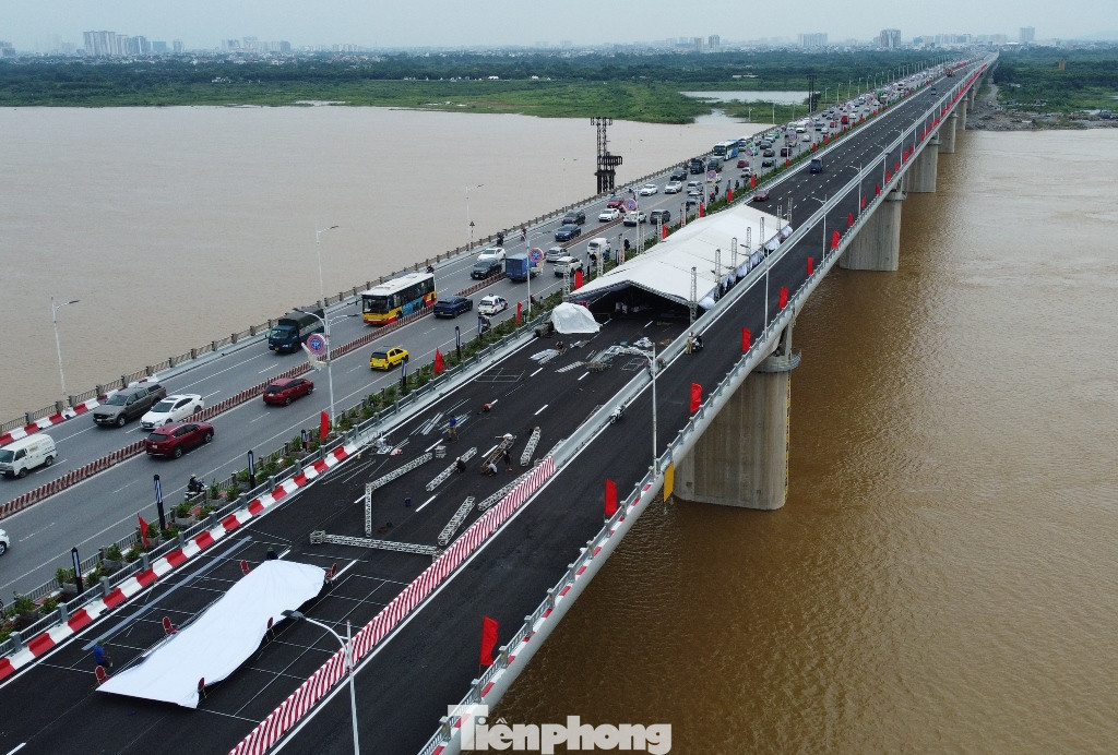 Vị trí các nhịp giữa vượt dòng chính sông Hồng sẽ là nơi làm lễ thông xe cầu vào 30/8. Vị trí các nhịp giữa vượt dòng chính sông Hồng sẽ là nơi làm lễ thông xe cầu vào 30/8.