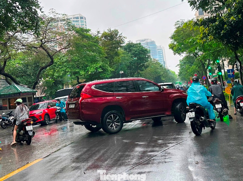 Nhiều ô tô xe máy đến nút giao Lý Thường Kiệt - Phan Bội Châu sáng nay đã phải quay đầu vì nước ngập sâu.