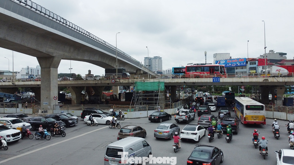 Do lưu lượng từ nhiều tuyến đường đổ về lớn nên bình thường nút giao Mai Dịch đã thường xuyên ùn tắc vào giờ cao điểm.