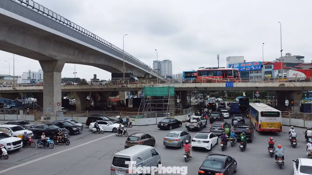 Do lưu lượng từ nhiều tuyến đường đổ về lớn nên bình thường nút giao Mai Dịch đã thường xuyên ùn tắc vào giờ cao điểm. Do lưu lượng từ nhiều tuyến đường đổ về lớn nên bình thường nút giao Mai Dịch đã thường xuyên ùn tắc vào giờ cao điểm.