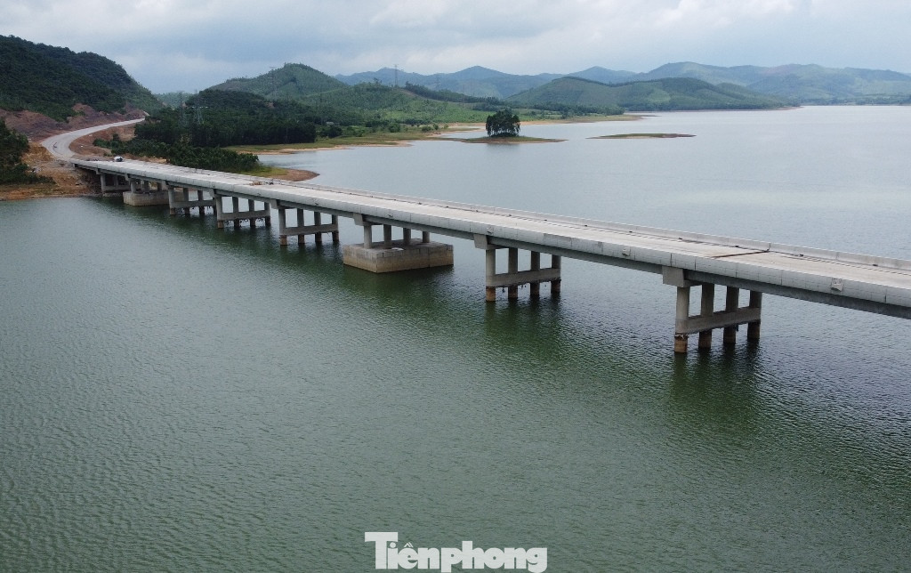 Cầu có mức tổng đầu tư 240 tỷ đồng. Sau khi thông xe, cầu sẽ giúp hành trình cao tốc Bắc Nam đến đoạn qua hồ Yên Mỹ thuộc huyện Nông Cống không phải đi vòng xa hàng chục km.