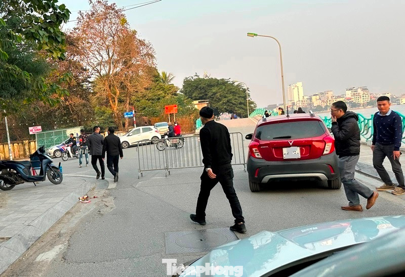 Với tình trạng bãi trông xe ô tô lậu tại khu vực phố Đặng Thai Mai - Quảng An sử dụng hàng rào sắt chặn đường phố Quảng An (đường ven hồ Tây) để ép lái xe gửi phương tiện vào phủ Tây Hồ, cuối tuần qua Thanh tra giao thông cũng kiểm tra, chấn chỉnh. Với tình trạng bãi trông xe ô tô lậu tại khu vực phố Đặng Thai Mai - Quảng An sử dụng hàng rào sắt chặn đường phố Quảng An (đường ven hồ Tây) để ép lái xe gửi phương tiện vào phủ Tây Hồ, cuối tuần qua Thanh tra giao thông cũng kiểm tra, chấn chỉnh.