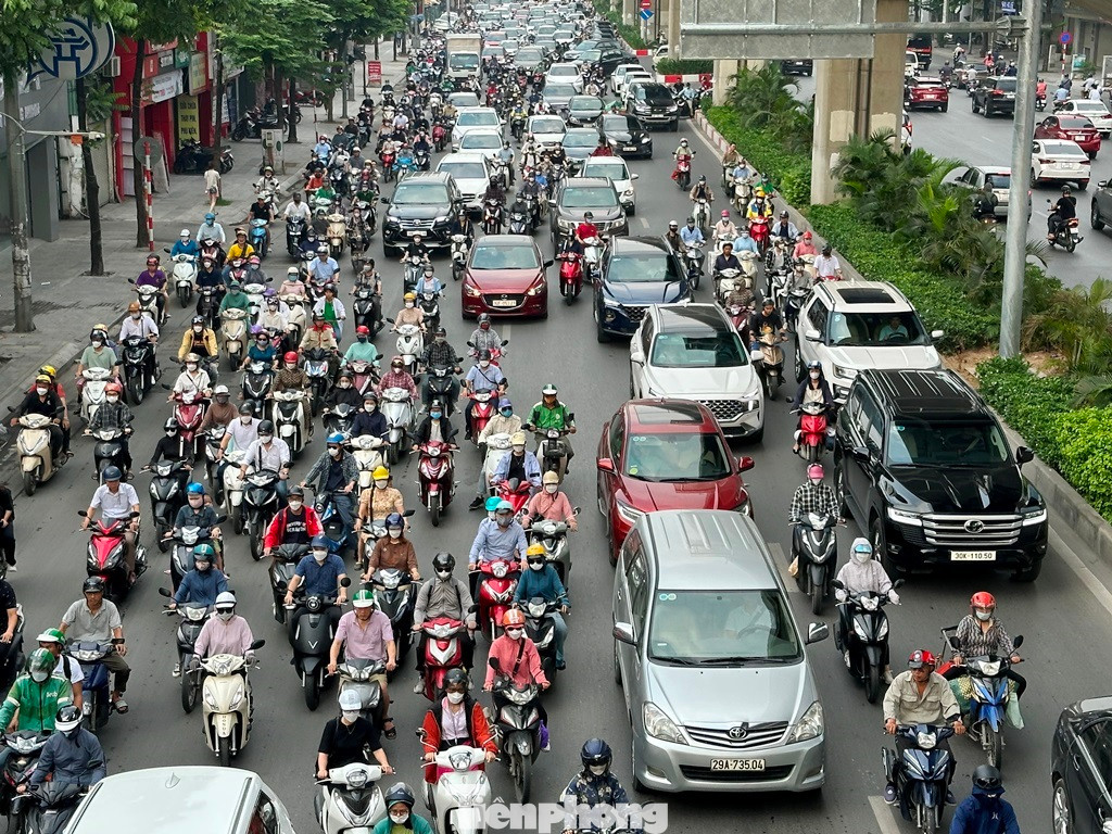 Sau hơn 10 năm chìm trong hàng rào thi công dự án đường sắt đô thị Cát Linh - Hà Đông, ùn tắc liên miên, từ đầu năm 2022 tuyến đường Nguyễn Trãi đi Hà Đông tạm hết cảnh đại công trường.