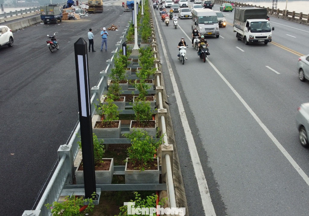 Đèn được lắp ở dải phân nằm ở giữa cầu Vĩnh Tuy 1 và Vĩnh Tuy 2.