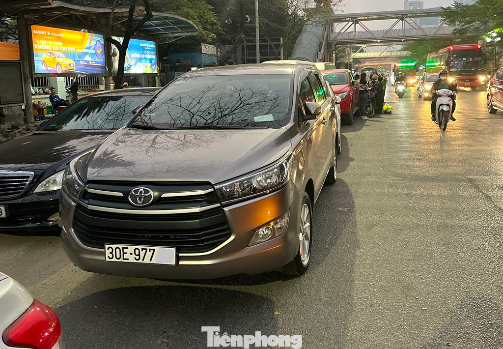 Trao đổi với PV Tiền Phong chủ xe ô tô 30E-977xx xếp hàng tại Trung tâm đăng kiểm Cầu Giấy tối nay cho biết, anh đưa xe đến đây từ trưa (Chủ nhật), tuy nhiên đến đây anh đã phải xếp hàng sau các xe đã đến trước xếp hàng dài gần 100 mét. Trao đổi với PV Tiền Phong chủ xe ô tô 30E-977xx xếp hàng tại Trung tâm đăng kiểm Cầu Giấy tối nay cho biết, anh đưa xe đến đây từ trưa (Chủ nhật), tuy nhiên đến đây anh đã phải xếp hàng sau các xe đã đến trước xếp hàng dài gần 100 mét.