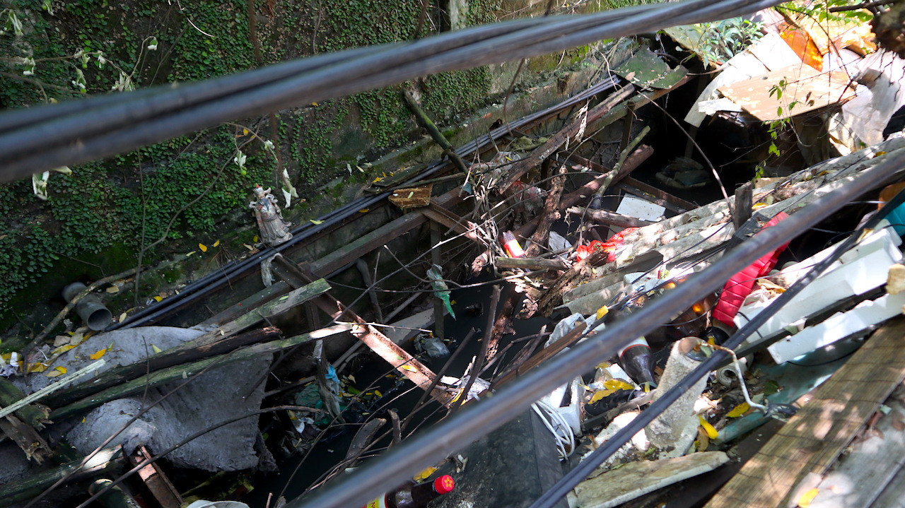 Muỗi vằn truyền bệnh sốt xuất huyết có thể sinh sản và phát triển ở các điểm ở ngoài nhà để lây nhiễm bệnh như đống rác, lốp xe cũ, dụng cụ làm vườn bỏ không, vật liệu xây dựng, máng nước, bể nước, cây cối và nhiều loại vật dụng khác... Tại những mương kênh như tại ngõ 294 Kim Mã, đây là điều kiện lý tưởng để muỗi sinh sống.