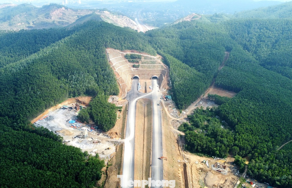 Để rút ngắn hành trình Thanh Hóa - Nghệ An trên hành trình cao tốc Bắc Nam, theo quy hoạch dự án thành phần đoạn Nghi Sơn - Diễn Châu chạy qua núi Mồng Gà. Để rút ngắn hành trình Thanh Hóa - Nghệ An trên hành trình cao tốc Bắc Nam, theo quy hoạch dự án thành phần đoạn Nghi Sơn - Diễn Châu chạy qua núi Mồng Gà.