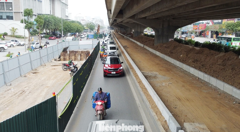 Làn đường được mở rộng đi qua công trường dự án hệ thống xử lý nước thải Yên Xá bắt đầu từ đường Nguyễn Trãi đến nút giao đường BT Chu Văn An.