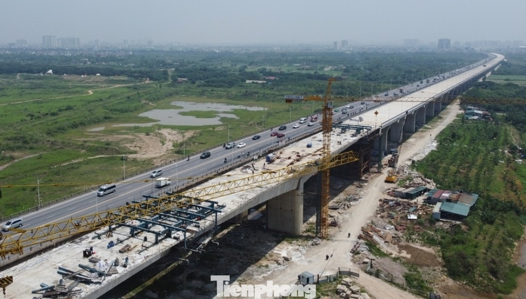 Trong tổng số chiều dài toàn cầu là 3,4 km, riêng đường dẫn qua đê và qua bãi sông hồng là 2,1 km đến nay đã thi công xong. Ảnh chụp cầu dẫn phía Long Biên chạy lên cầu chính.