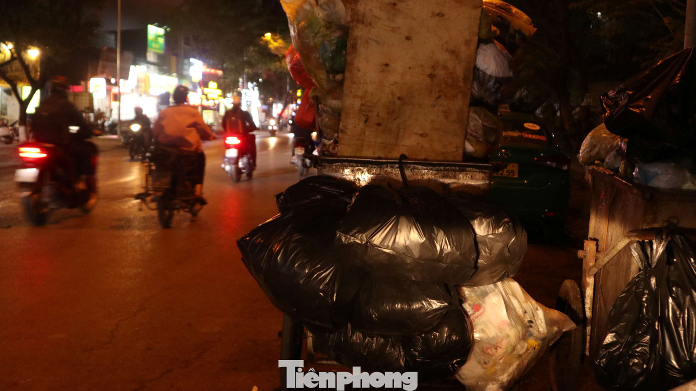 Bạn Ngọc Mai sống tại KTX Đại học Sư Phạm bức xúc bởi ngày nào bạn cũng phải đi qua con phố này, nhiều lúc vào giờ cao điểm xe rác xếp dài trên đường trông rất lộn xộn và di chuyển cũng có nhiều bất tiện, dễ gây tai nạn nếu không chú ý. Bạn Ngọc Mai sống tại KTX Đại học Sư Phạm bức xúc bởi ngày nào bạn cũng phải đi qua con phố này, nhiều lúc vào giờ cao điểm xe rác xếp dài trên đường trông rất lộn xộn và di chuyển cũng có nhiều bất tiện, dễ gây tai nạn nếu không chú ý.