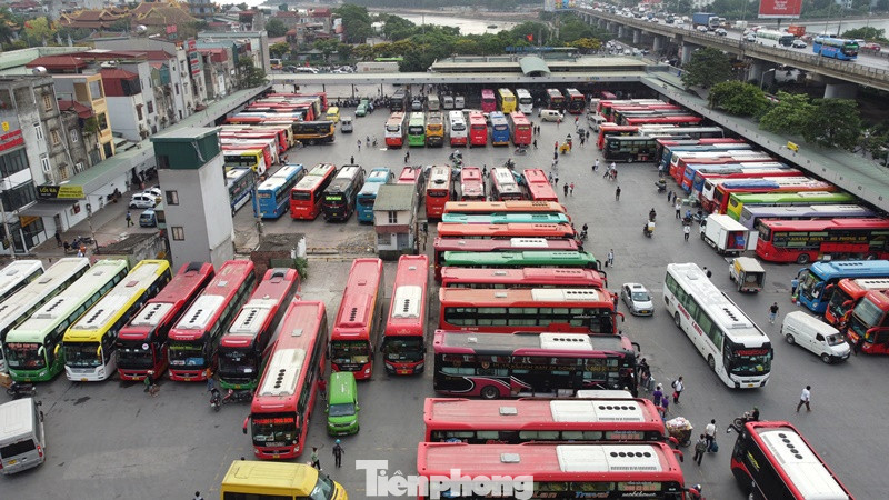 Tại bến xe Nước Ngầm, ghi nhận từ chiều 28/3 đến sáng 29/4, bến xe đang hoạt động hết công suất.