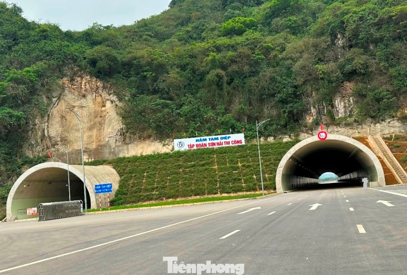 Hầm Tam Điệp là một hạng mục của dự án cao tốc Bắc - Nam đoạn qua Ninh Bình vừa được thông xe dịp 30/4/2023. Hầm có chiều dài 245 mét mỗi bên, trong hầm tối nên phải có đèn chiếu sáng 24/24h để đảm bảo giao thông.