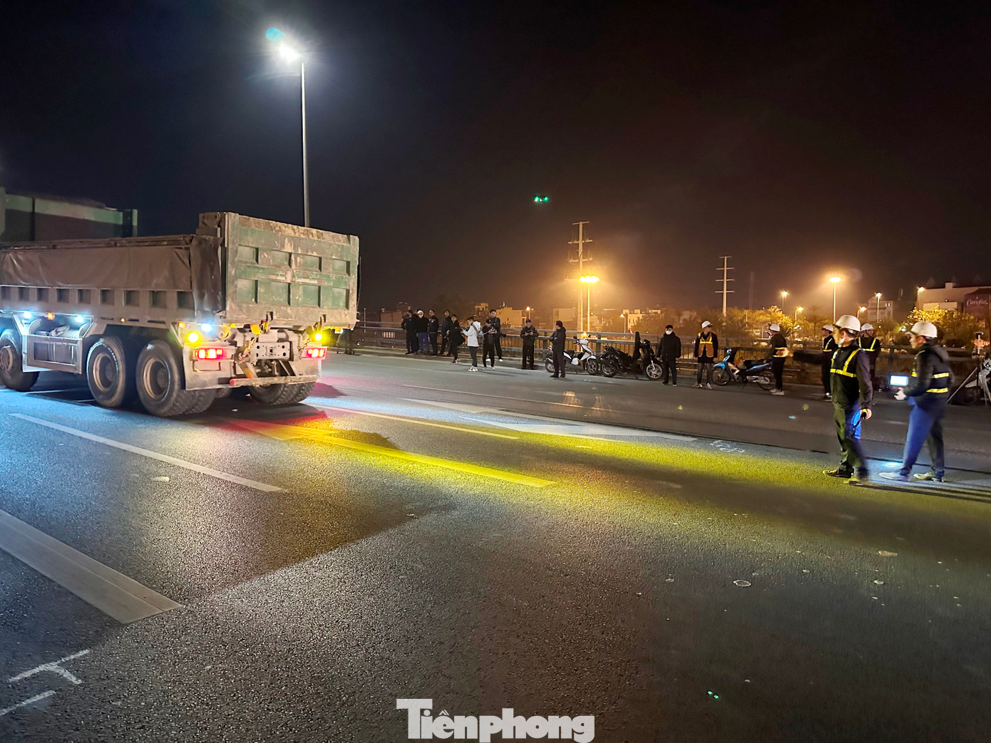 Một số thời điểm, khi đoàn xe tải đi qua, hệ thống chưa nhận được tín hiệu, cán bộ điều hành yêu cầu xe tải lùi lại. Để đo được các thông số thử tải cần thiết, các xe tải phải di chuyển nhiều lần hoặc đứng yên tại một vị trí. Một số thời điểm, khi đoàn xe tải đi qua, hệ thống chưa nhận được tín hiệu, cán bộ điều hành yêu cầu xe tải lùi lại. Để đo được các thông số thử tải cần thiết, các xe tải phải di chuyển nhiều lần hoặc đứng yên tại một vị trí.