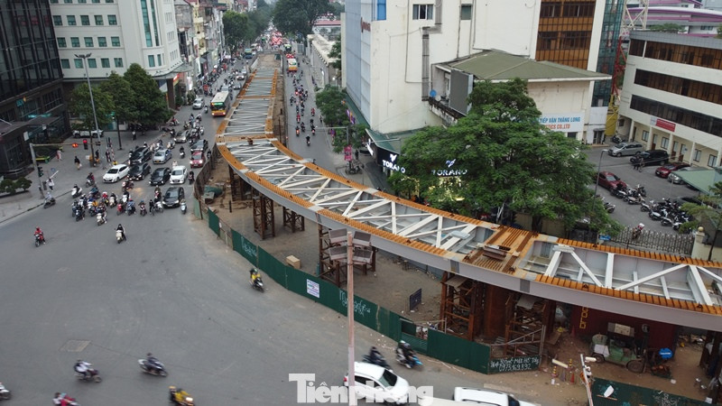 Sau hơn 15 tháng thi công hiện cầu vượt thép có hình chữ C với mức đầu tư 147 tỷ đồng tại nút giao Chùa Bộc đã có hình hài khi các đơn vị thi công đã lắp đặt xong khung cầu.