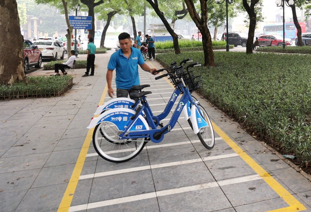 Thông tin với PV Tiền Phong ngày 11/8, đại diện Sở GTVT Hà Nội cho biết, xe đạp công cộng Hà Nội nằm trong dự án “Xe đạp đô thị” được UBND thành phố Hà Nội giao Sở GTVT Cty Tập đoàn Trí Nam (nhà đầu tư) thực hiện. Dự án có mục tiêu đa dạng hóa loại hình phương tiện vận tải hành khách thân thiện môi trường, kết nối giữa nhà ga xe buýt, nhà ga đường sắt đô thị. Thông tin với PV Tiền Phong ngày 11/8, đại diện Sở GTVT Hà Nội cho biết, xe đạp công cộng Hà Nội nằm trong dự án “Xe đạp đô thị” được UBND thành phố Hà Nội giao Sở GTVT Cty Tập đoàn Trí Nam (nhà đầu tư) thực hiện. Dự án có mục tiêu đa dạng hóa loại hình phương tiện vận tải hành khách thân thiện môi trường, kết nối giữa nhà ga xe buýt, nhà ga đường sắt đô thị.