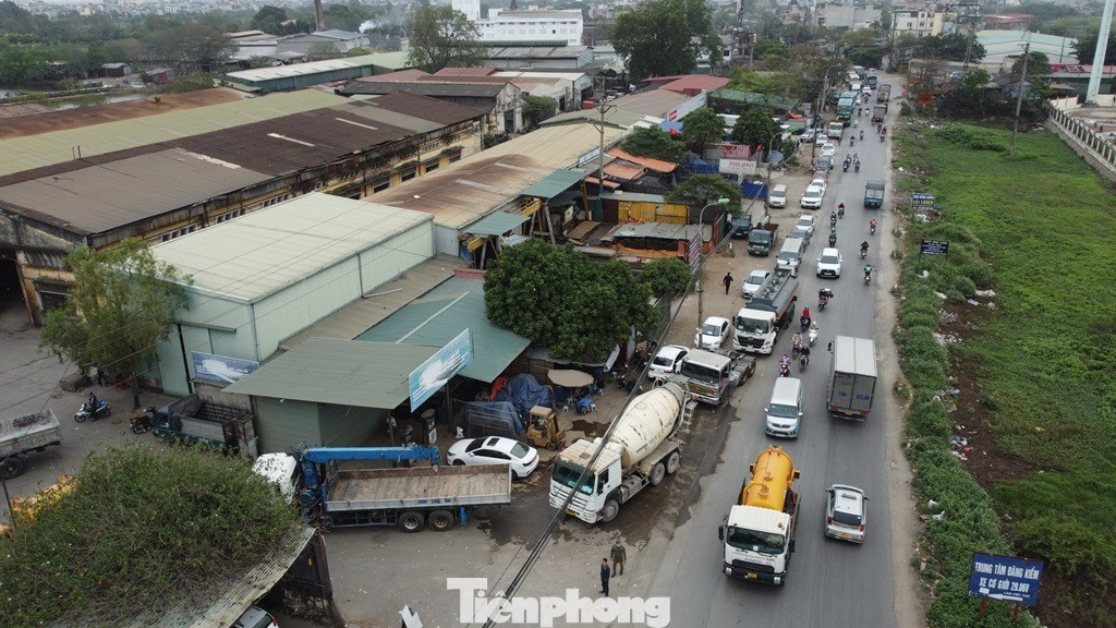 Dòng xe xếp kéo dài từ sân TTĐK Tam Hiệp đến gần nút giao với QL1