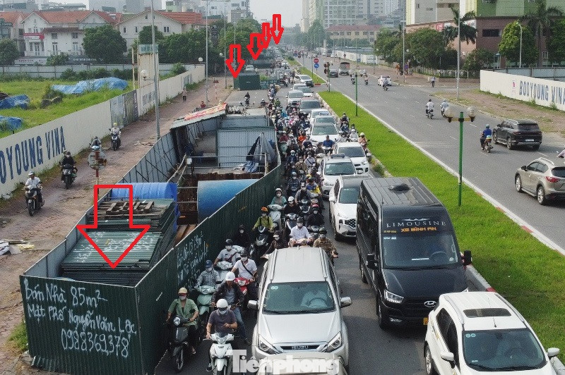 Tuyến phố Vũ Trọng Khánh (Hà Đông) chỉ dài có khoảng 1 km nhưng đang có khoảng 10 “lô cốt” thi công dựng lên cả năm nay, chiếm đến 2/3 lòng đường.