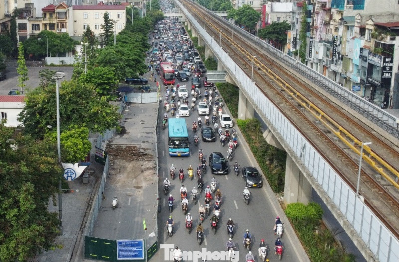 Trên các tuyến đường như Nguyễn Trãi, Nguyễn Xiển, Chu Văn An, Vũ Tông Phan cũng đang có tình trạng hàng rào lô cốt dựng lên gây ùn tắc nhưng bên trong vắng công nhân thi công.