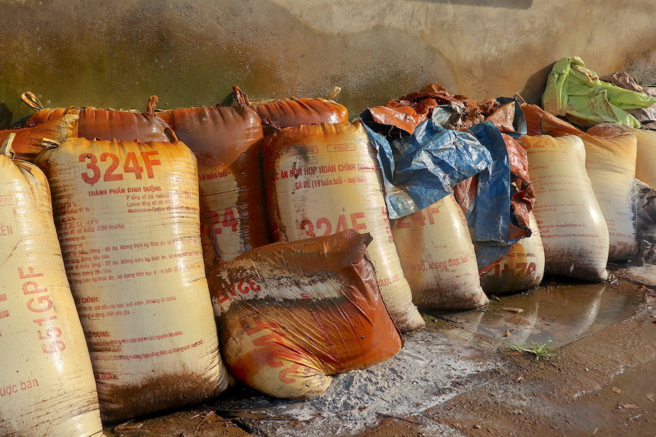 Không khó để bắt gặp các bao tải bã sắn chua được dựng tràn ra lòng đường, nước thải chảy lênh láng cả một khu vực.