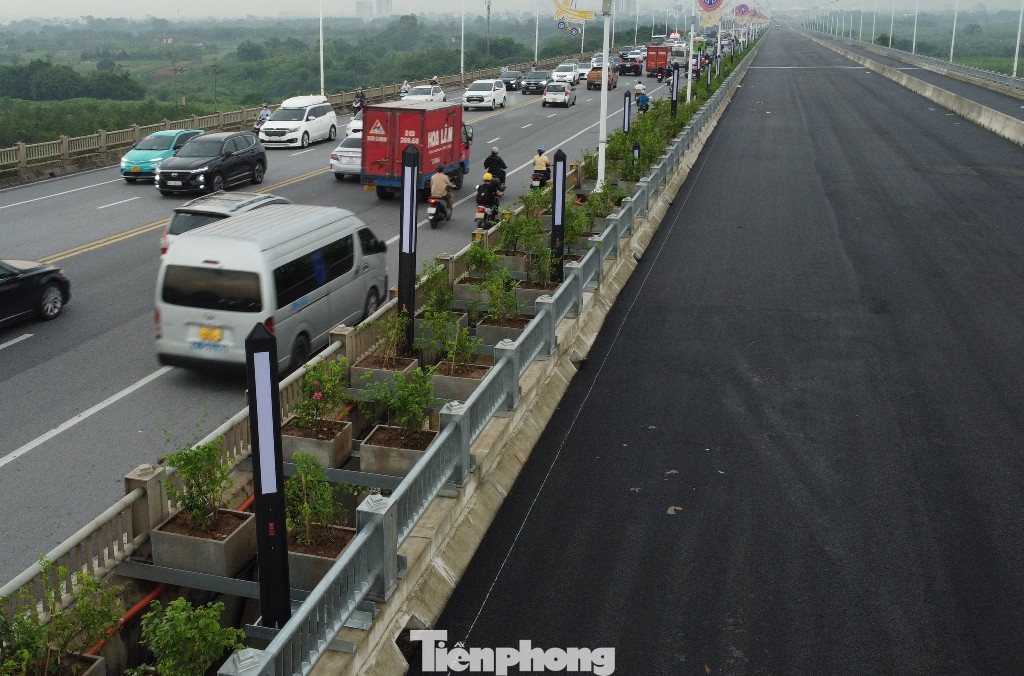 Qua tìm hiểu và trao đổi với đại diện Ban QLDA đầu tư xây dựng công trình giao thông TP Hà Nội (chủ đầu tư), PV Tiền Phong được biết: các thiết bị này nằm trong hệ thống đèn chiếu sáng được lắp trên cầu Vĩnh Tuy 2.