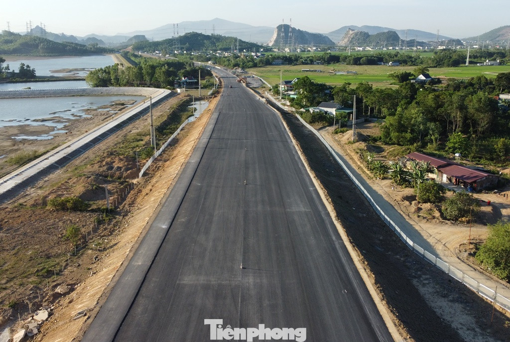 Tại thời điểm thông xe dịp 2/9 sắp tới làm hoàn thiện giai đoạn 1, cao tốc có chiều dài 50 km, rộng 4 làn xe (2 làn mỗi bên). Tại thời điểm thông xe dịp 2/9 sắp tới làm hoàn thiện giai đoạn 1, cao tốc có chiều dài 50 km, rộng 4 làn xe (2 làn mỗi bên).