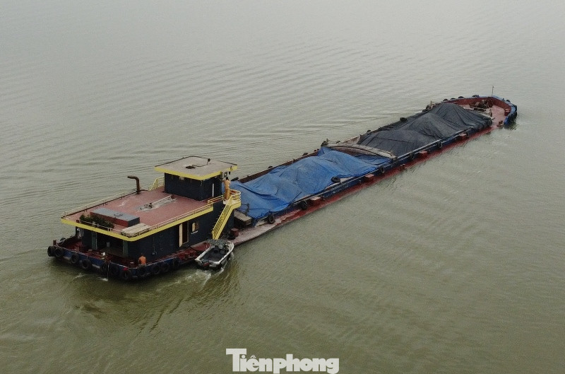 Cũng trong ngày 25/4, tại sông Hồng thuộc xã Hồng Lý (huyện Vũ Thư, tỉnh Thái Bình), Đội CSGT đường thủy, PC08 Thái Bình đã kiểm tra nồng độ cồn đối với thuyền viên và người lái trên phương tiện thủy mang biển kiểm soát TB-1271 và phát hiện thuyền trưởng P.M.B vi phạm nồng độ cồn mức 0.231mg/l khí thở.