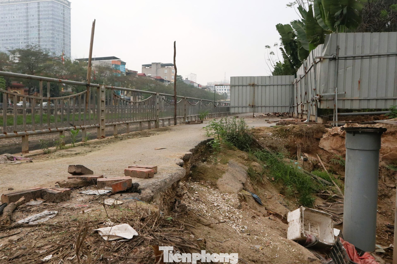 Sau hai năm đưa vào sử dụng và sau đó phải dừng hoạt động để phục vụ việc thi công dự án hệ thống xử lý nước thải Yên Xá, tuyến đường dành riêng cho người đi bộ ven sông Tô Lịch rơi vào cảnh nhếch nhác, vì bị lấn chiếm và xả rác của một số người dân.