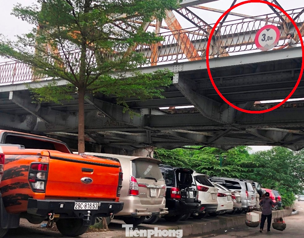 Riêng với gầm cầu Long Biên, do có sàn cầu thấp so với mặt đường (chỉ 3 mét tĩnh không) và bên trên là hệ thống đường sắt chạy liên tục, nên để đảm bảo an toàn cho hạ tầng giao thông, phòng chống cháy nổ, thành phố Hà Nội chỉ cấp phép cho trông giữ xe máy Riêng với gầm cầu Long Biên, do có sàn cầu thấp so với mặt đường (chỉ 3 mét tĩnh không) và bên trên là hệ thống đường sắt chạy liên tục, nên để đảm bảo an toàn cho hạ tầng giao thông, phòng chống cháy nổ, thành phố Hà Nội chỉ cấp phép cho trông giữ xe máy