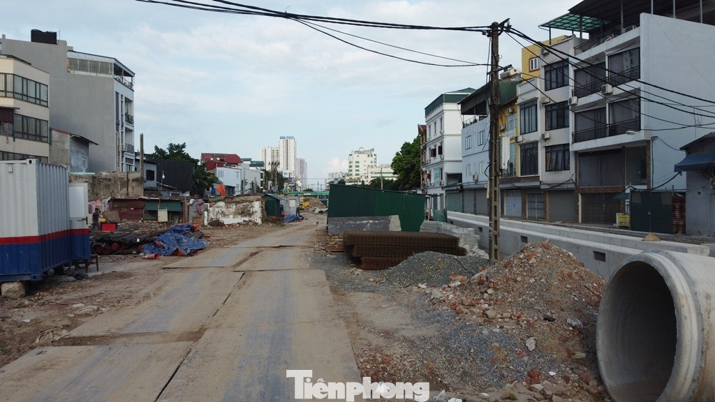 Với những đoạn đường lầy, lún phải trải những tấm thép để xe chở vật liệu ra vào công trường thi công hầm.