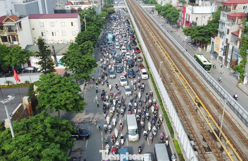 Từ tuyến đường rộng có mặt cắt rộng, đẹp và đồng bộ nhất Hà Nội, trong mấy ngày qua tuyến đường Nguyễn Trãi trở thành tuyến đường chìm trong công trình thi công, giao thông đi lại khó khăn, ùn tắc kéo dài. Ảnh chụp sáng 13/6.