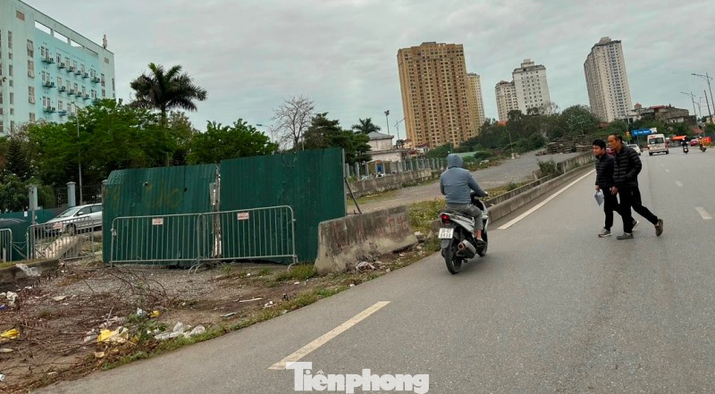 Tuy giao thông đi lại khó khăn, nút giao ùn ứ, nhưng công trường cầu vượt dự án vẫn đóng rào ngày đêm. Đơn vị thi công dự án cho biết, lý do chính là mặt bằng dự án chưa được UBND huyện Thanh Trì giải phóng xong.